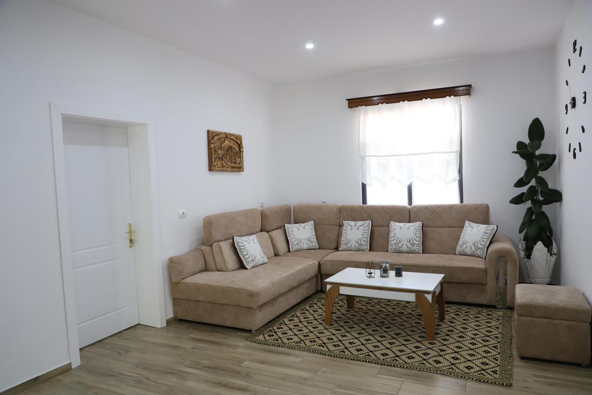 Vila Luen Berat Exterior photo