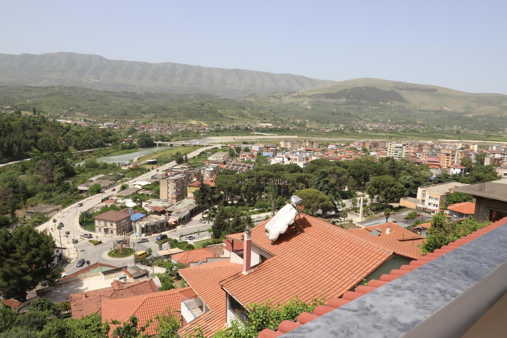 Vila Luen Berat Exterior photo